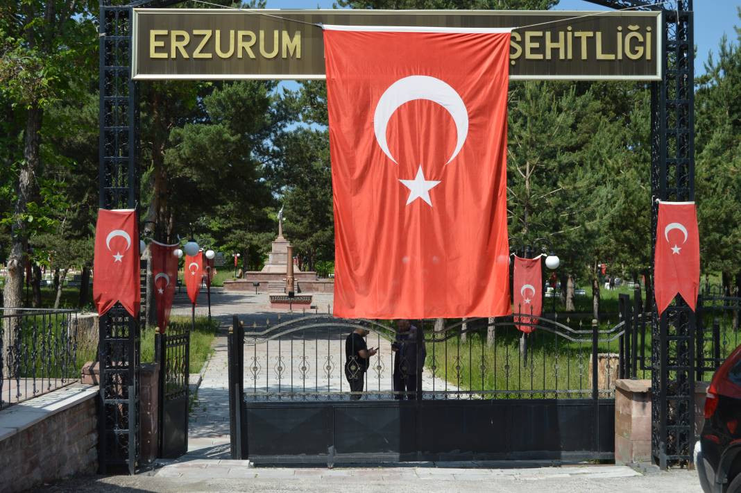Bayram arifesinde şehitliklerde hüzün: Kahramanlara koştular - Resim: 27